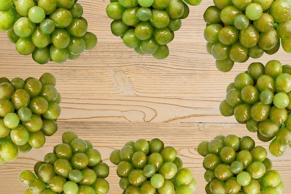 Uvas Verdes Estabelecidas Círculo Uma Mesa Madeira Vista Cima — Fotografia de Stock