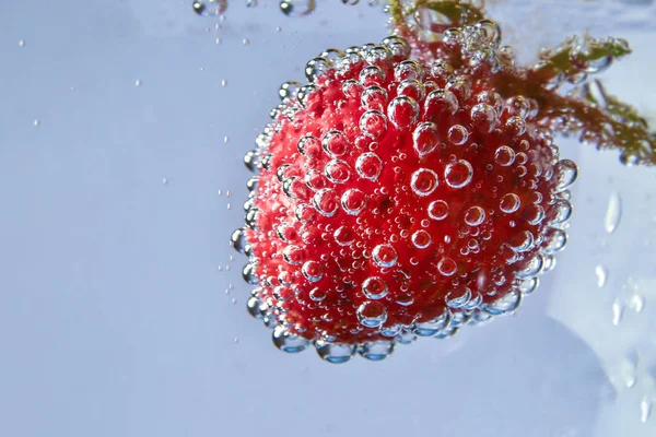 Spadających Strawberies Wodzie Truskawki Pod Wodą Czerwone Słodkie Owoce Świeże — Zdjęcie stockowe