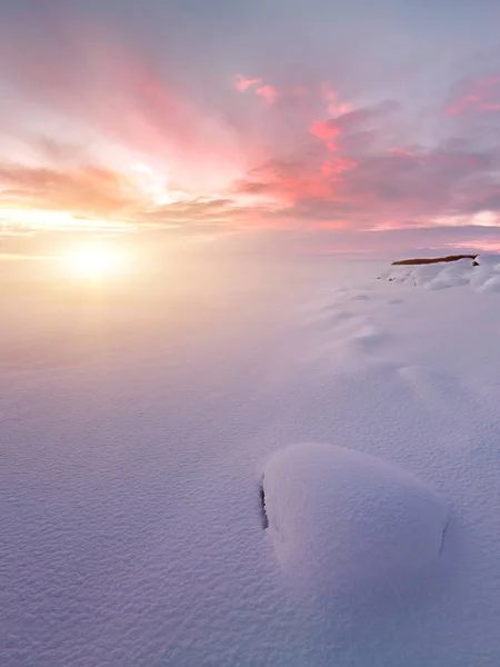 Zonsondergang Winter Met Sneeuw Bedekte Rotsen Samenstelling Van Natuur — Stockfoto