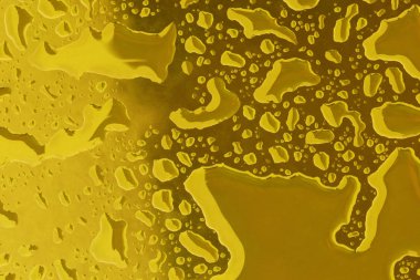 Su altın arka plan üzerinde bırakır. Yakın çekim