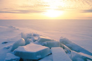 Buz Brandası Baykal Gölü buz üzerinde gündoğumu, Rusya Federasyonu.