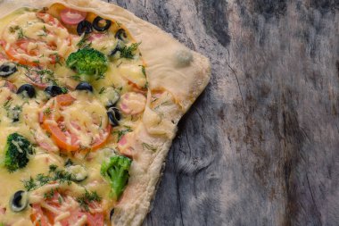 Zeytin ve brokoli eski bir ahşap oturum lezzetli pizza.