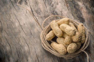 ahşap rustik arka plan üzerinde taze fıstık.