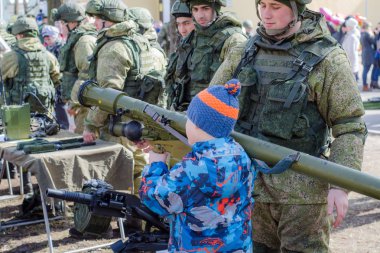Slantsy, Leningrad region, Rusya Federasyonu, 30 Temmuz 2016: çocuk anti-tank roket tutan tahrikli el bombası fırlatıcı