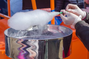 Fuarda pamuk şeker yapma kız