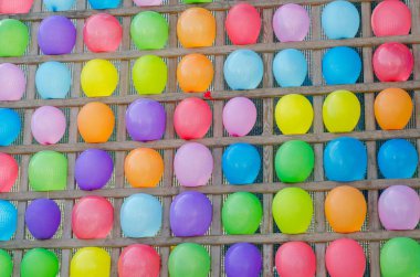 Ahşap stand ip renkli ve balon ile. Renkli renkli balon arka plan. Balonlar dart atma eğlence