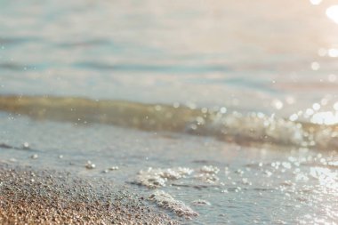 Soyut plaj ve gün batımı ile dalga yumuşak.