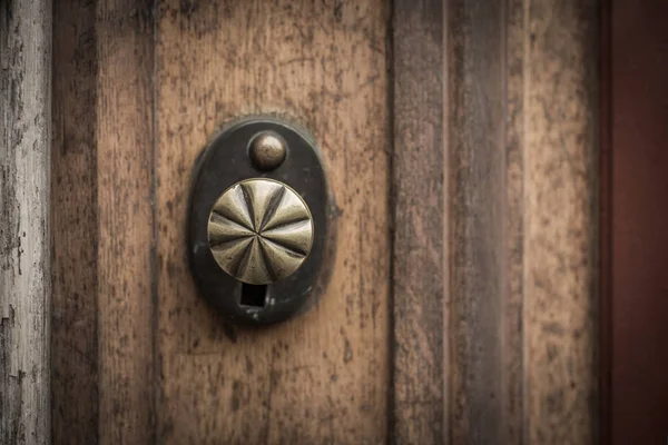 Puerta Madera Vieja Con Mango Redondo Bronce — Foto de Stock