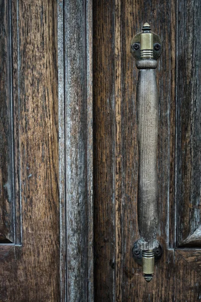 古老的木制大门 有古式门把手 — 图库照片