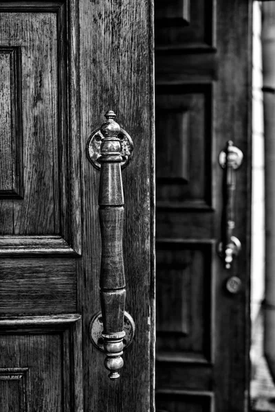 Puerta Entrada Madera Vieja Con Manija Puerta Antigua — Foto de Stock