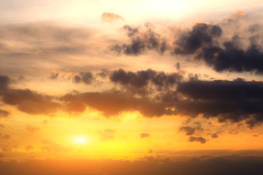 Bulutlar, ışık ışınları ve diğer atmosferik etkilerle gün batımı veya gün doğumu