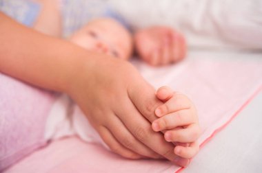 Uyuyan beyaz bebek anne yakın Up el el. Yeni aile ve anne kavramı bebek korunma