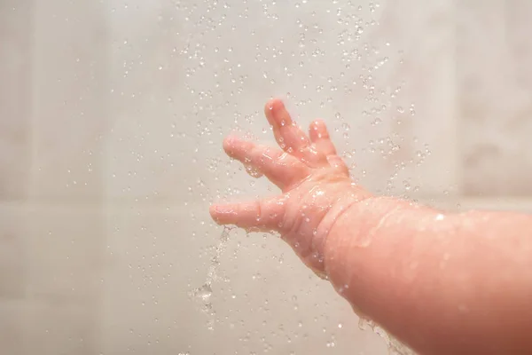 Hand Newborn Caucasian Baby Shower Close Lots Splashes — Stock Photo, Image