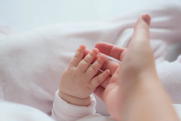 Hand Van Slapende Kaukasische Baby Handen Van Moeder Close Nieuwe — Stockfoto