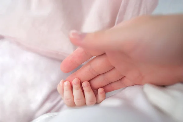 Uyuyan beyaz bebek anne yakın Up el el. Yeni aile ve anne kavramı bebek korunma