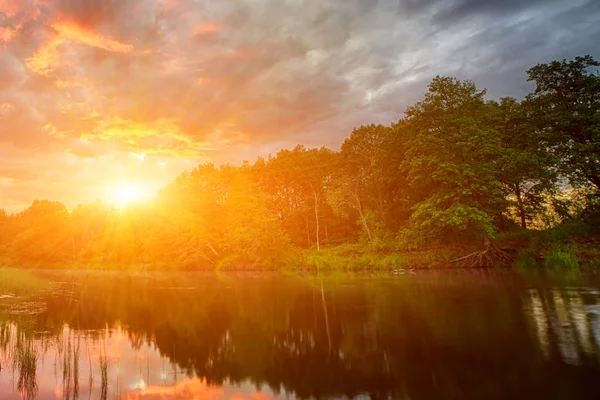 Sunset long the banks of the Amazon river. The tributaries of the Amazon traverse the countries of Guyana, Ecuador, Peru, Brazil, Colombia, Venezuela and Bolivia. Sunset on the river — Stock Photo, Image