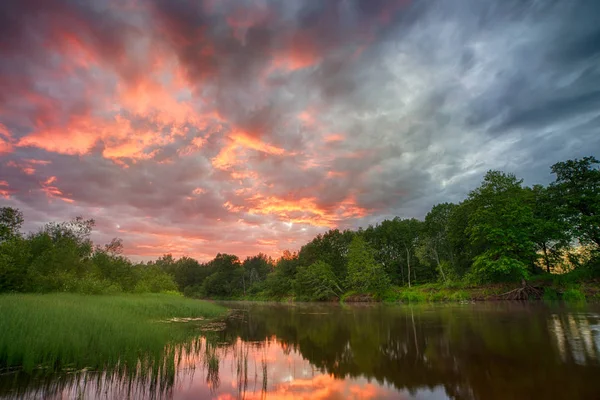 Sunset long the banks of the Amazon river. The tributaries of the Amazon traverse the countries of Guyana, Ecuador, Peru, Brazil, Colombia, Venezuela and Bolivia. Sunset on the river — Stock Photo, Image