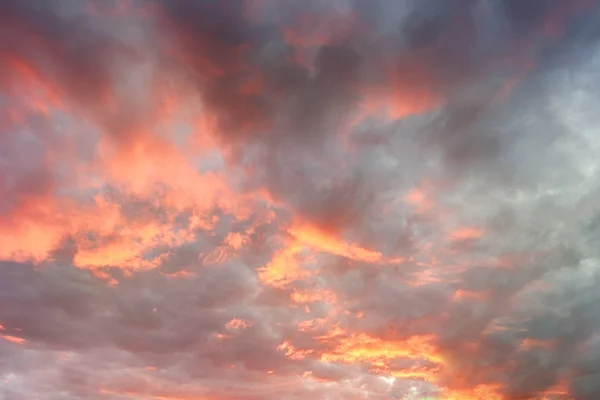 Драматичне небо захід сонця для фону. Драматичне небо заходу сонця з хмарами, що світяться червоним — стокове фото