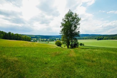 Gie huebel için alanlar ve çayırlar üzerinde görünümü