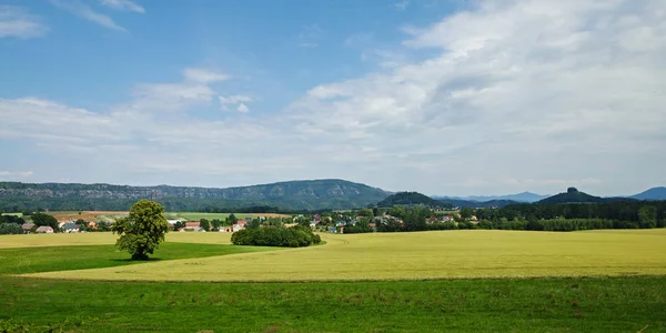 Výhled na pole do skály Zirkelstein — Stock fotografie