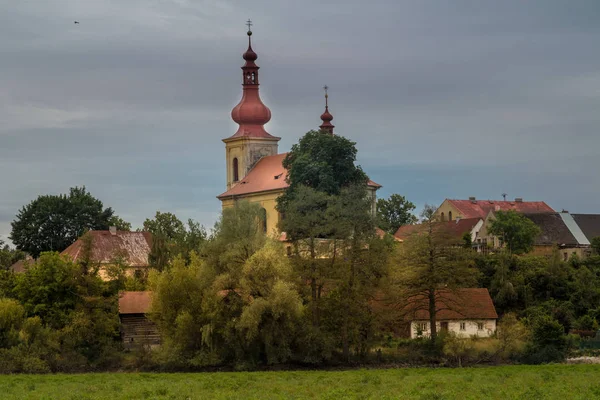 Holany, Cseh Köztársaság régi templom — Stock Fotó