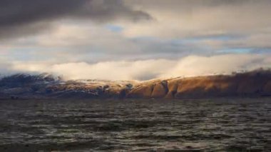 Bulutlar üzerinde Sevan Gölü hareketli arka plan tepelerde gündüz Timelapse