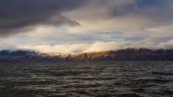 Daytime Timelapse Muoversi Bianco Nuvole Grigie Sul Lago Sevan Colline — Video Stock