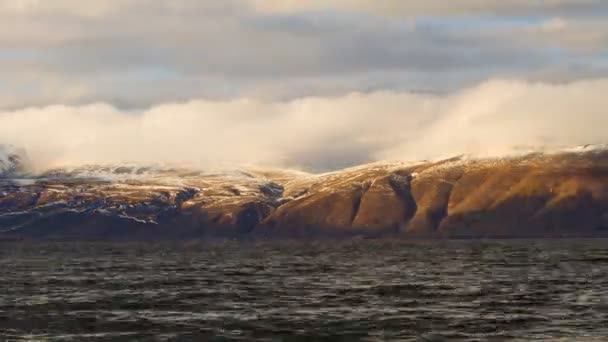 Daytime Timelapse di muoversi nuvole bianche sul lago Sevan su colline di sfondo . — Video Stock