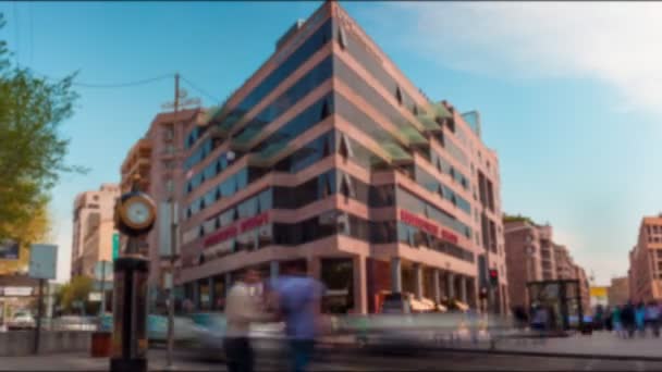 Time lapse voitures et les gens qui marchent avec une longue exposition sur le paysage urbain de fond avec ciel bleu ang nuages dans la journée ensoleillée. Vidéo hors foyer — Video