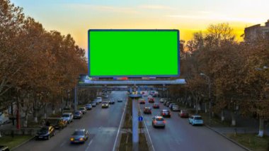 Bir pano ile yeşil chroma anahtar batımında hızlı hareketli araba arka plan üzerinde. 4 k Time Lapse video.