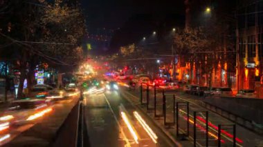 4 k video lapse zaman geceleri uzun pozlama üzerinde sokak Mashtots Erivan'da ile araçların.