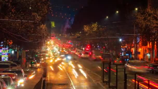 Zeitraffer-Video von Autos mit langer Belichtung in der Nacht in Eriwan auf Straße Mashtots. — Stockvideo