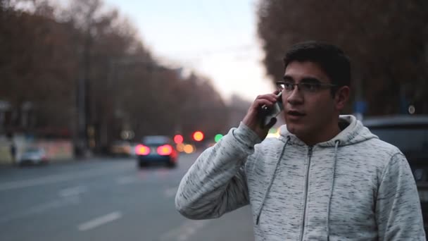 Time lapse video av bilar med en lång exponering på natten i Yerevan på gatan Mashtots. — Stockvideo