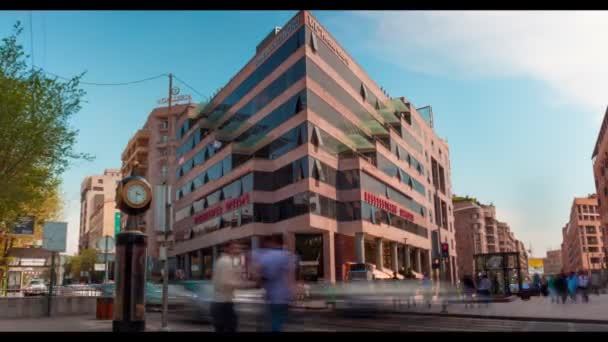 Time lapse coches y caminar personas con larga exposición en el paisaje urbano de fondo con cielo azul y nubes en el día soleado . — Vídeos de Stock