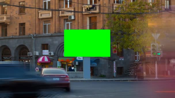 4k Zeitraffer-Video. Werbetafel mit grünem Bildschirm mit langlebigen Autos in der Stadt, vor dem Hintergrund Gebäude mit Balkonen, Fenstern und Schildern Geschäfte — Stockvideo