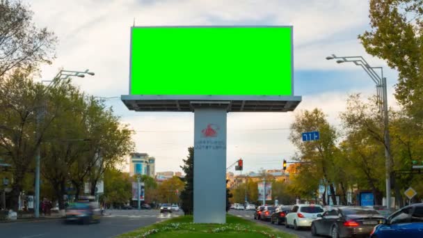 4k time lapse video. Reclame billboard met groen scherm met verkeersauto's en mensen tegen de achtergrond van de herfst landschap met bewegende witte wolken. Dag wordt nacht. De camera beweegt zich — Stockvideo