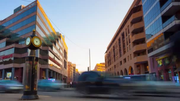 时移视频行走的人和移动的汽车在城市景观的背景与蓝天和美丽的建筑物在日落. — 图库视频影像