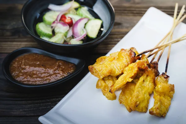 Satay Casero Cerdo Tailandés Con Cacahuete Salsa Chile Ensalada Verduras —  Fotos de Stock