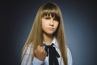 kızgın kız gri arka plan izole.