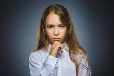 Gri izole başında El ile Closeup Düşünceli kız