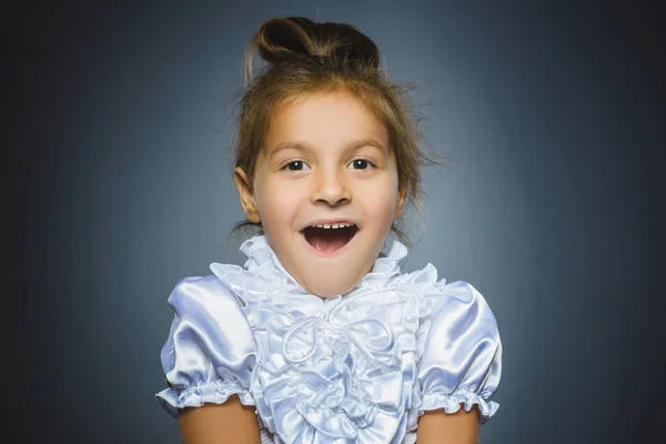 Ragazza felice. Primo piano Ritratto bel bambino sorridente isolato su grigio — Foto Stock