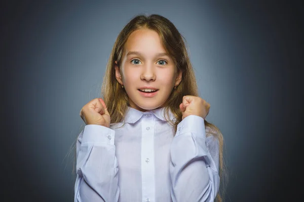 Glückliches Mädchen. Nahaufnahme Portrait gutaussehendes Kind lächelt isoliert auf grau — Stockfoto