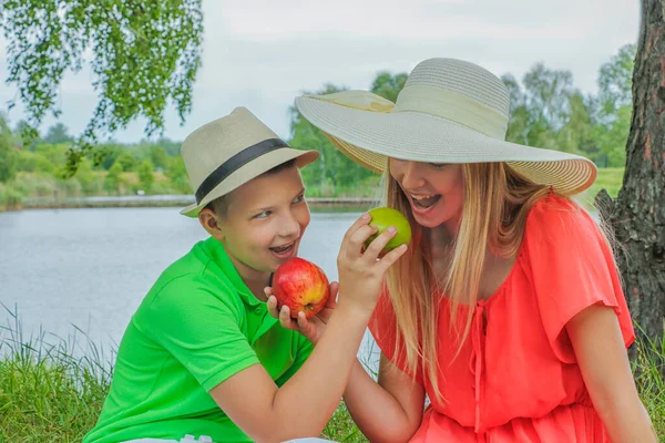 Bambini natura picnic guarda in lontananza mostra mano sorpresa picnic — Foto Stock