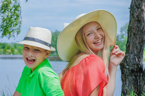 Bambini Natura Picnic Guarda Lontananza Mostra Mano Sorpresa Picnic — Foto Stock