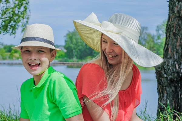 Bambini Natura Picnic Guarda Lontananza Mostra Mano Sorpresa Picnic — Foto Stock