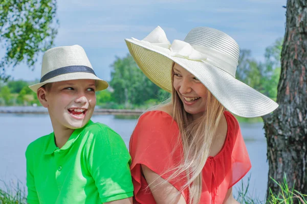 Bambini natura picnic guarda in lontananza mostra mano sorpresa picnic — Foto Stock