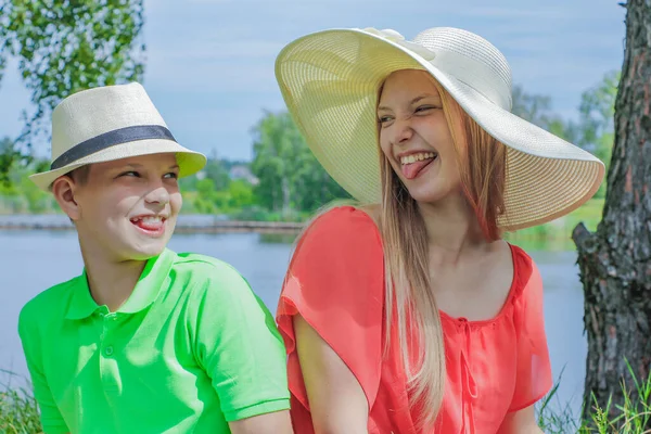 Bambini natura picnic guarda in lontananza mostra mano sorpresa picnic — Foto Stock