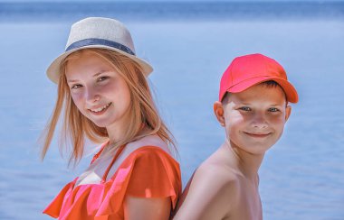 Yazdan denize, plajda güneşlenmeye yazın çocuklarla yüzmeye..