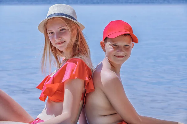 Vom Sommer bis zum Meer am Strand Sonnenbaden im Sommer zum Schwimmen mit Kindern. — Stockfoto