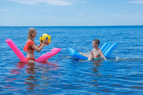 Παιδιά Στην Παραλία Χαλαρώστε Και Διασκεδάστε Καλοκαίρι Στη Θάλασσα Πάνω — Φωτογραφία Αρχείου